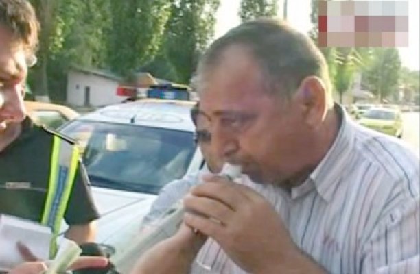 Şoferul care a spulberat două copile pe trecerea de pietoni vinde de toate: lactate, papuci, gaz